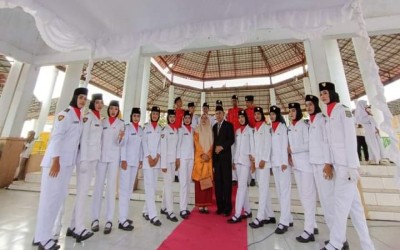 PASKIB dan Marching Band SMAN 1 Tuban Menjadi Petugas Upacara HUT RI Ke-78 di Paruga Na'e Sila