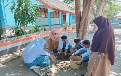 Siswa Fase- E SMAN 1 Tuban Melakukan Kegiatan P5 dengan Tema Kewirausahaan